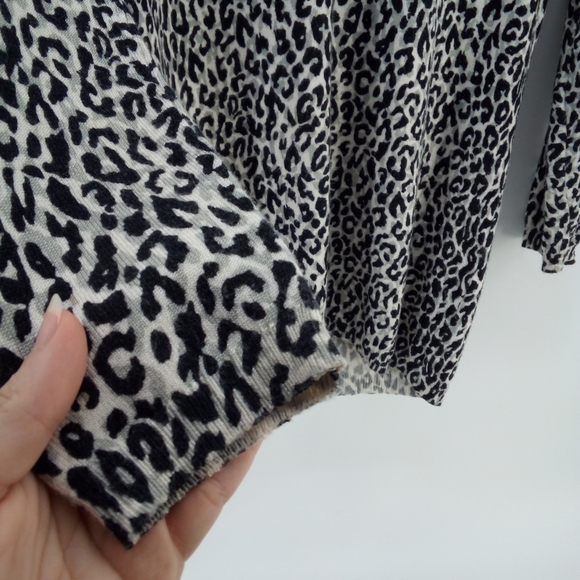 Zara Knit Snow Leopard Top Small V-Neck Ribbed Hem - Picture 2 of 9
